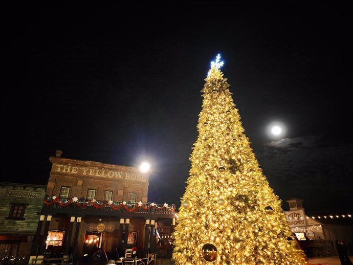 El parque temático Oasys MiniHollywood, en Tabernas (Almería), luce su decoración navideña para celebrar la temporada festiva.