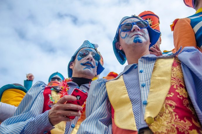 Archivo - Personas disfrazadas en el Carnaval de Cádiz, como imagen de recurso.