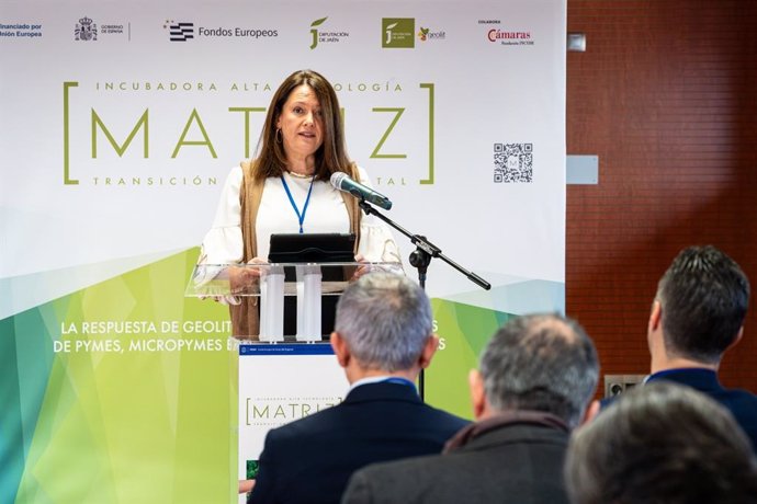 La diputada de Fondos Europeos y Geolit, Lourdes Martínez, en el I Foro sobre tendencias de mercado y oportunidades de negocio en sectores estratégicos para la industria de Jaén.