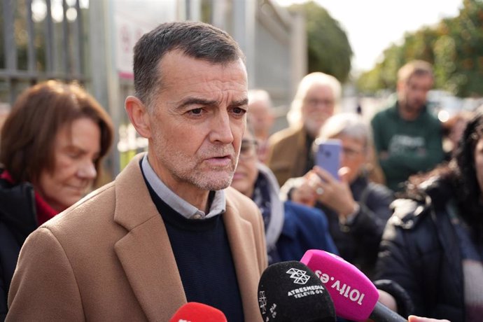 El coordinador federal de IU, Antonio Maíllo, atiende a los medios junto a entidades memorialistas. A 18 de diciembre de 2024, en Sevilla (Andalucía, España). 