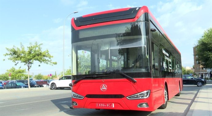 Archivo - Nuevo autobús urbano eléctrico de Toledo