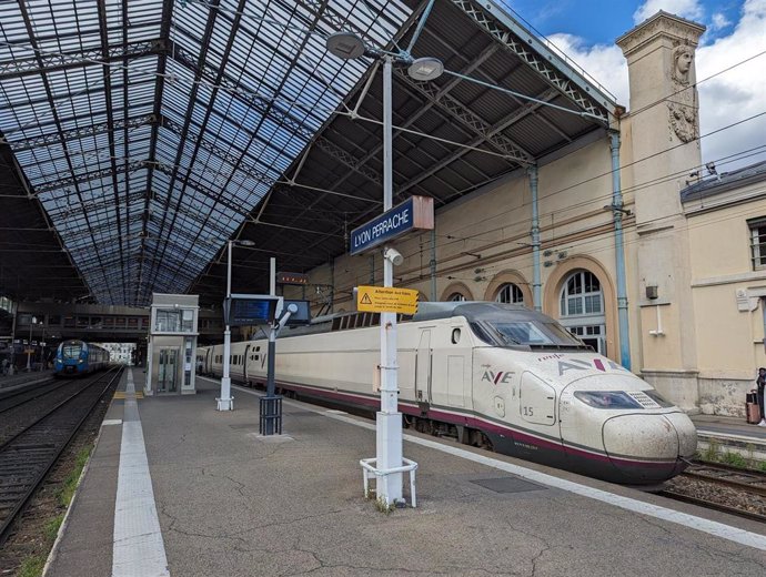 Archivo - Un AVE de Renfe en una estación de Francia.