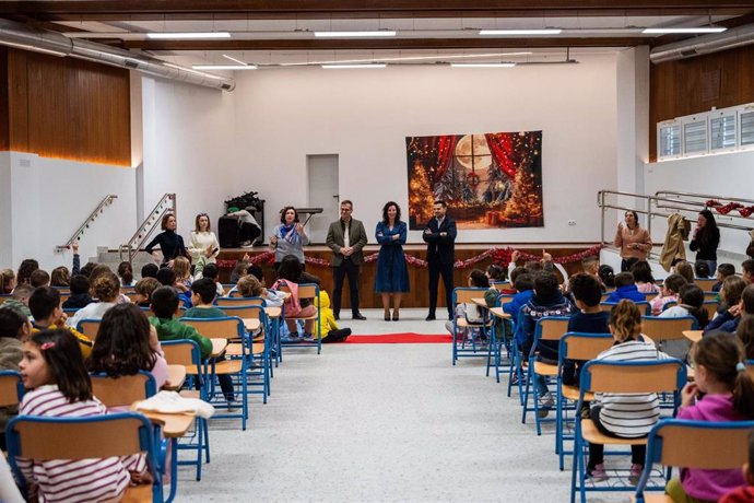 La alcaldesa de Almería, María del Mar Vázquez, en su visita al Colegio de Educación Infantil y Primaria Freinet y el Centro de Educación Especial Rosa Relaño.