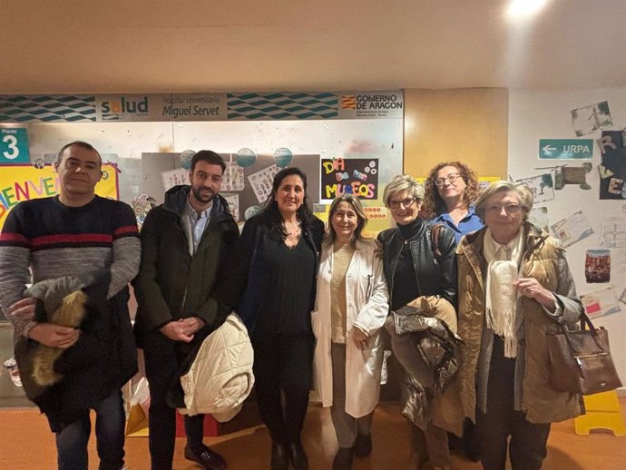 La concejal de Educación, Mayor y Familia, Paloma Espinosa, de negro, en el centro, en la visita cursada esta semana al Hospital Materno Infantil de Zaragoza.