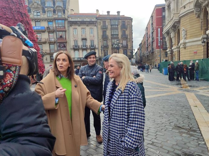 La vicesecretaria de Organización del PP, Carmen Fúnez, y la secretaria general del PP vasco, Esther Martínez, hacen declaraciones antes de la visita al mercado de Santo Tomás de Bilbao