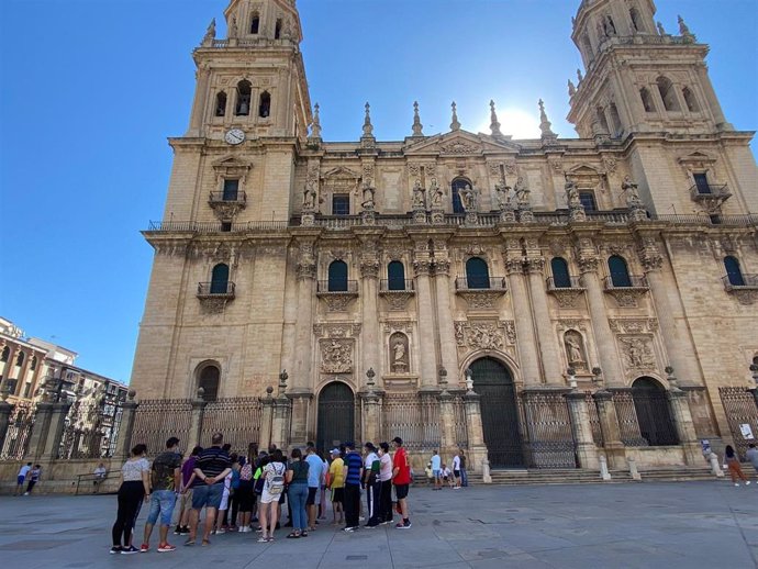 Archivo - Turistas junto a la Catedral de Jaén.