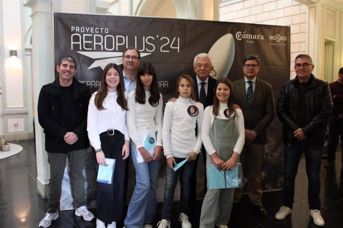 Una representación del colegio San Ignacio del Viar con el presidente de la Cámara de Comercio y el edil Álvaro Pimentel en el encuentro del programa Aeroplus24