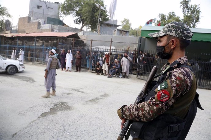 Archivo - TORKHAM, Sept. 9, 2021  -- A Pakistani soldier stands guard at a border crossing point between Pakistan and Afghanistan, in northwest Pakistan's Torkham, on Sept. 3, 2021. The Torkham border crossing between Pakistan and Afghanistan, located in 