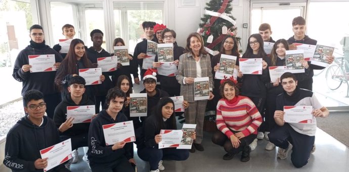 Alumnos de Claretianas  y la gerente del Banco de Sangre, Rosa Plantagnet-Whyte, con la postal que han realizado para la felicitación navideña a los donantes