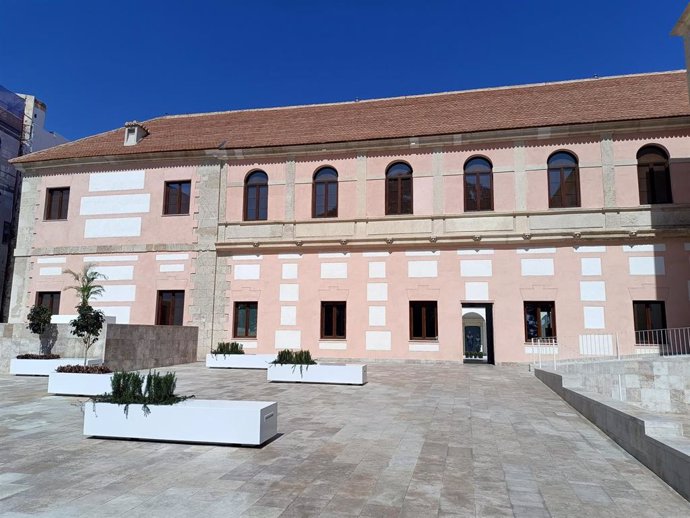 Archivo - Acceso al Museo del Realismo Español Contemporáneo (Murec) de Almería desde el Paseo de San Luis.