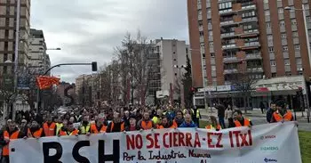 Miles de personas protestan en Pamplona en contra del cierre de BSH en Esquíroz