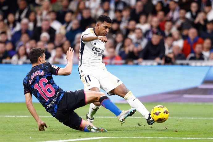 Archivo - Rodrygo Goes of Real Madrid and Jesus Navas of Sevilla FC in action during the Spanish League, LaLiga EA Sports, football match played between Real Madrid and Sevilla FC at Santiago Bernabeu stadium on February 25, 2024, in Madrid, Spain.