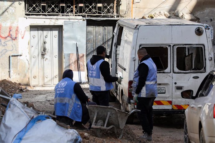 Archivo - February 7, 2024: Jenin, West Bank, Palestine. 7 February 2024. UNRWA workers try to repair some of the damage caused by the Israeli forces following a raid in the Jenin refugee camp in the northern West Bank. Israeli military vehicles and bulld