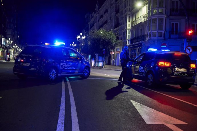 Archivo - Dos coches de Policía circulan de noche por Santander