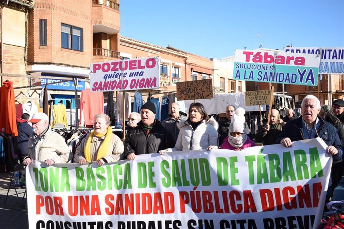 Ana Sánchez participa en la concentración a favor de la sanidad pública de los vecinos de Tábara.