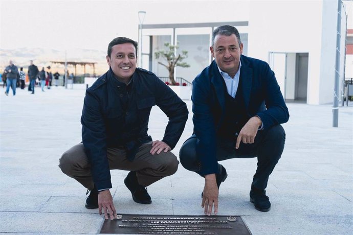 El presidente de la Diputación, Javier A. García (i), y el alcalde del municipio, José Juan Martínez (d).