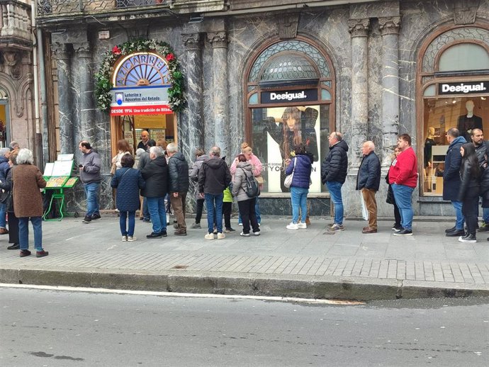 Este sábado se han formado grandes colas en la administración de lotería Azkarreta