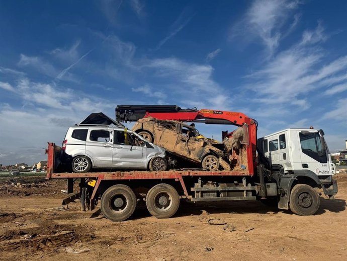 El Consell ofrece a ayuntamientos más desguaces, unidades de descontaminación y fragmentadoras para retirar coches