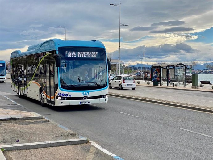 Archivo - Autobús circulando por la ciudad