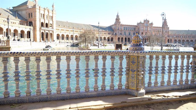 Balaustrada cerámica de la Plaza de España tras su restauración.