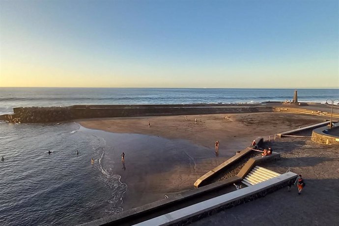 Archivo - Playa de Bajamar, a 10 de enero de 2023, en Tenerife, Canarias (España). Restos de pellets han sido localizados este miércoles, 10 de enero, en la costa de Bajamar, en el municipio de La Laguna. Por ello, el Ejecutivo regional ha establecido una