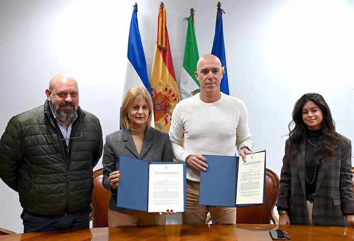 La alcaldesa, junto al representante de Fegadi, tras la firma del convenio.