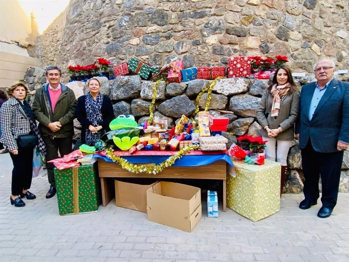 Crespo acompaña al PP de Adra en su tradicional recogida de juguetes y alimentos infantiles para Cáritas.