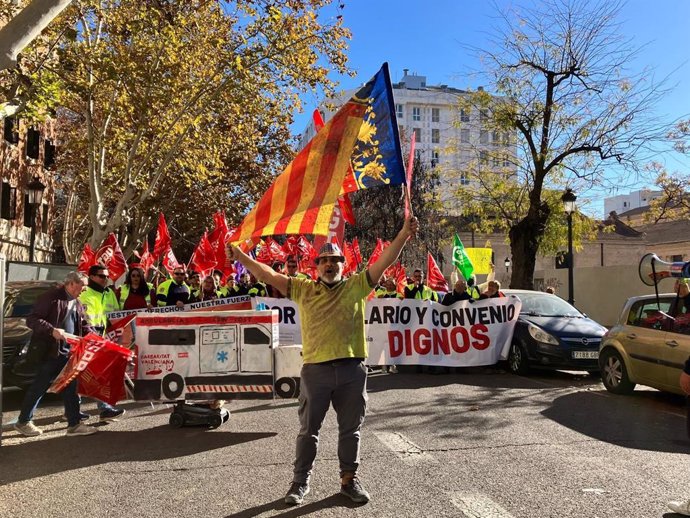 Manifestación "por un convenio digno en el transporte sanitario en ambulancia" a las puertas de la Conselleria de Sanidad