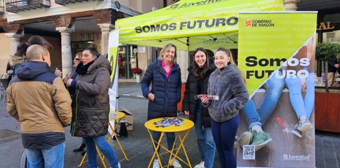 Reparto de pulseras para la detección de sustancias psicoactivas en la bebida llevada a cabo este sábado en Teruel