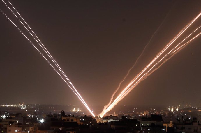 Archivo - May 13, 2023, Gaza city, Gaza Strip, Palestinian Territory: Rockets fired from Gaza towards Israel before before declaring a cease-fire on May 13, 2023. Israeli air strikes battered Gaza and militants fired rockets again on Saturday, as deadly f