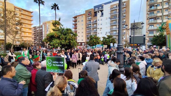 Protesta vecinal en el barrio de Isla Chica, en la capital onubense.