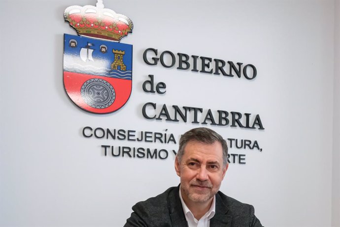 El consejero de Cultura, Turismo, Deporte, Luis Martínez Abad, se reúne con el alcalde de Arenas de Iguña, Pablo Gómez.