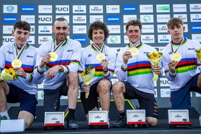 Los ciclistas españoles Alejandro Montalvo y Alba Riera, campeones del mundo de trial.