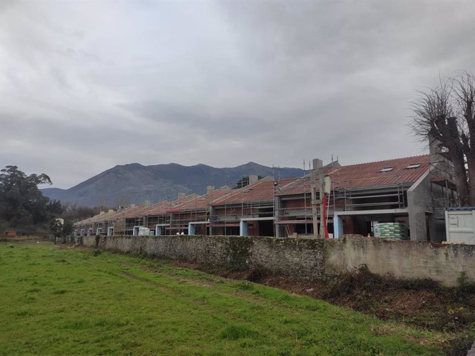 Archivo - Construcción de viviendas adosadas en La Isla (Colunga), turismo