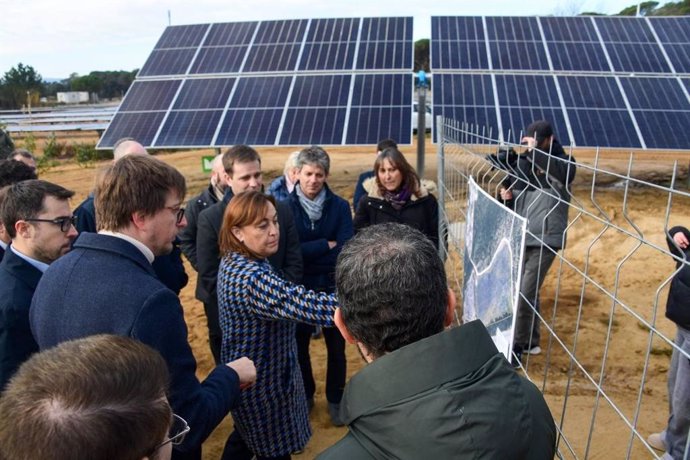 La consellera de Territorio, Vivienda y Transición Ecológica, Silvia Paneque, en la visita al parque fotovoltaico de Vidreres (Girona)