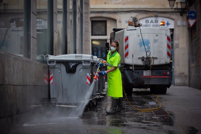 Archivo - El Ayuntamiento de Barcelona ha reforzado el servicio de limpieza y mantenimiento del verde con 200 operarios durante el verano