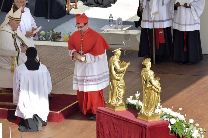 Archivo - El Papa Francisco (i) nombra cardenal al arzobispo de Madrid, Jose Cobo (d) en la basílica vaticana de San Pedro, a 30 de septiembre de 2023, en Roma, (Italia).