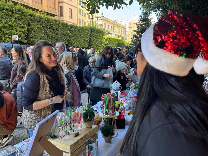 El mercadillo intercultural navideño reúne la diversidad y solidaridad de entidades sociales y religiosas 