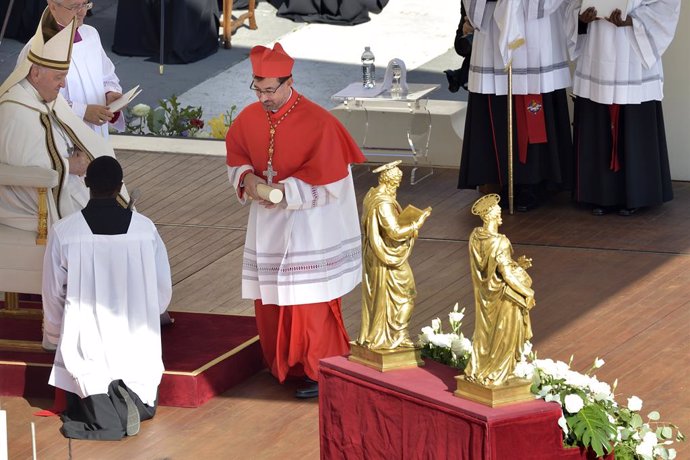 Archivo - El Papa Francisco (i) nombra cardenal al arzobispo de Madrid, Jose Cobo (d) en la basílica vaticana de San Pedro, a 30 de septiembre de 2023, en Roma, (Italia). El Papa Francisco celebra un consistorio en el que crea a 21 nuevos cardenales, entr