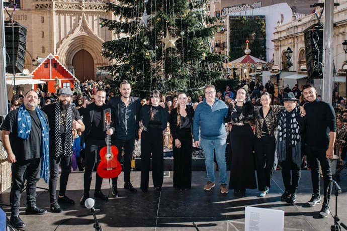 La zambomba llena de música y de ambiente navideño la Plaza Mayor de Castelló