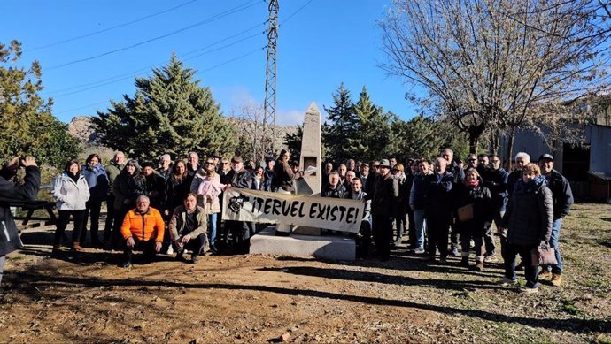 Acto celebrado este sábado por el Movimiento ciudadano Teruel Existe en el monolito instalado junto al Pozo de Santa Bárbara en Utrillas.