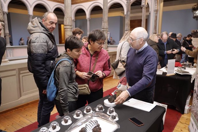 Público asistente a la IV Muestra de la Trufa Negra de la Provincia de Zaragoza que se celebra este fin de semana en el Palacio de Sástago.