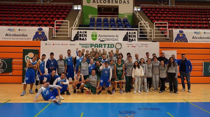 Los jugadores del Quiero Valcude Alcobendas Adilas y del Unitts CD posan tras disputar su partido a beneficio de las víctimas de la DANA