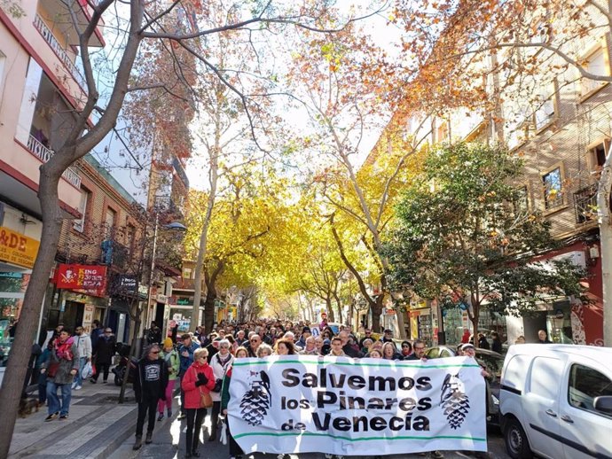 Manifestación de protesta celebrada este sábado en Zaragoza contra la ampliación del Parque de Atracciones en los Pinares de Venecia.