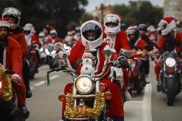 Decenas de personas durante la papanoelada motera, a 21 de diciembre de 2024, en Vigo, Pontevedra, Galicia (España).