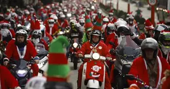 Papá Noel toma las calles de Vigo en moto