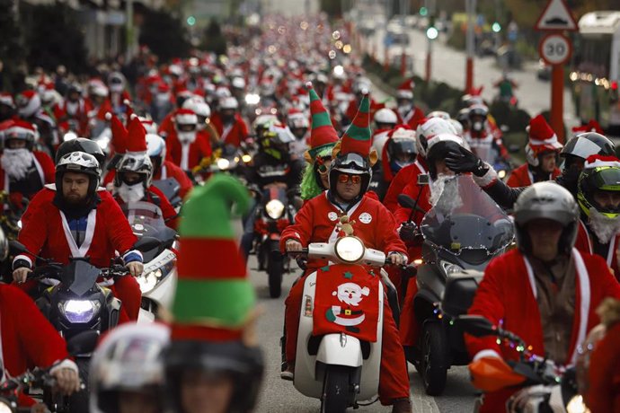 Decenas de personas durante la papanoelada motera, a 21 de diciembre de 2024, en Vigo, Pontevedra, Galicia (España). 