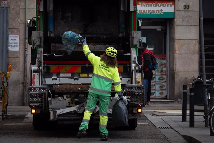 Una persona del servei municipal de neteja recull escombraries, al barri del Raval, a 12 de desembre de 2024, a Barcelona, Catalunya (Espanya).