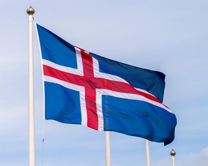 Archivo - July 29, 2015 - Reykjavik, Iceland - The national flag of Iceland is blue as the sky with a snow-white cross, and a fiery-red cross inside the white cross. Iceland has become a favorite tourist destination.