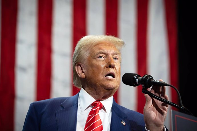 Archivo - 15 October 2024, US, Atalanta: Former US president and Republicans presidential candidate, Donald Trump, speaks to supporters at Cobb Energy Performing Arts Center north of Atlanta, during a campaign rally on the first day of early voting at the